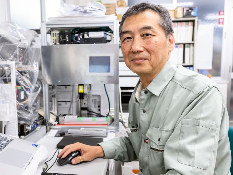 技術部で設備を確認する社員