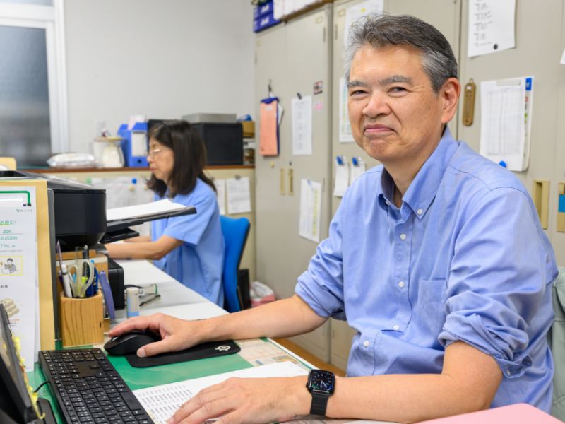 事務所でPC作業をする社員