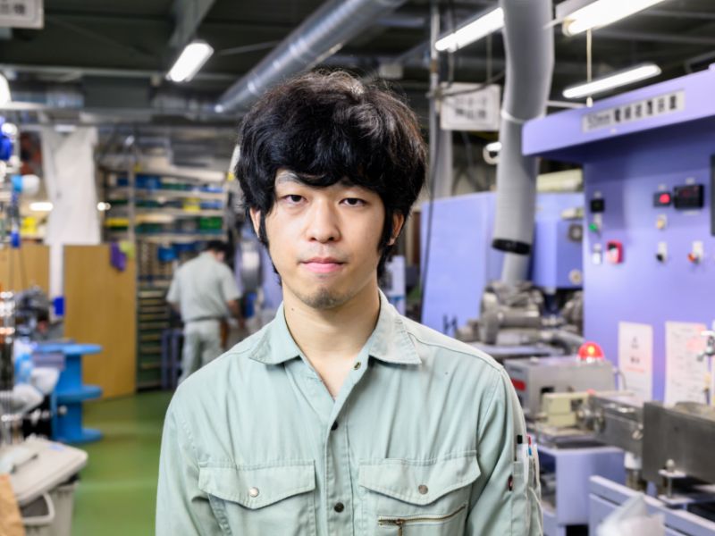 製造現場に立つ社員