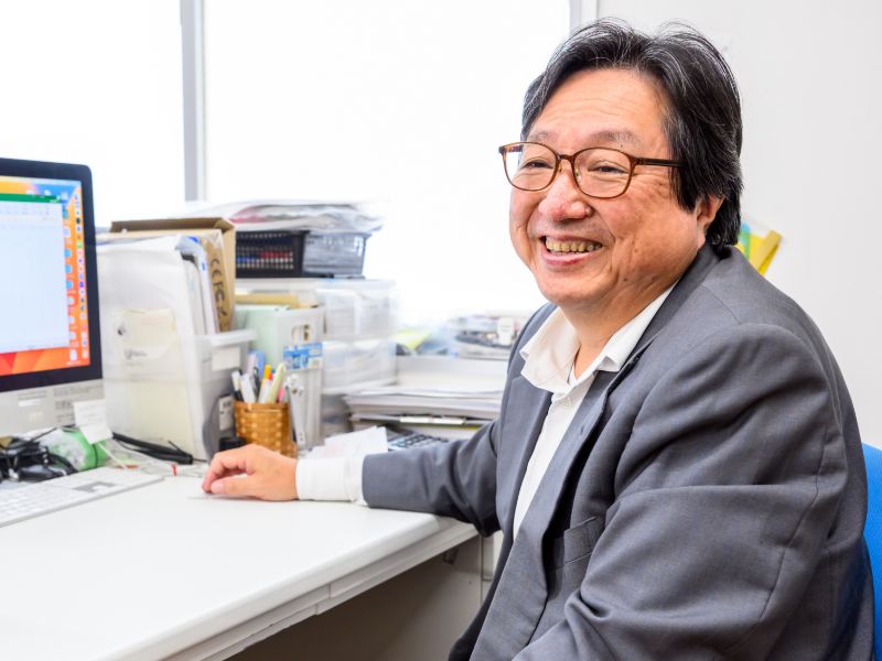 事務所で業務にあたる営業担当