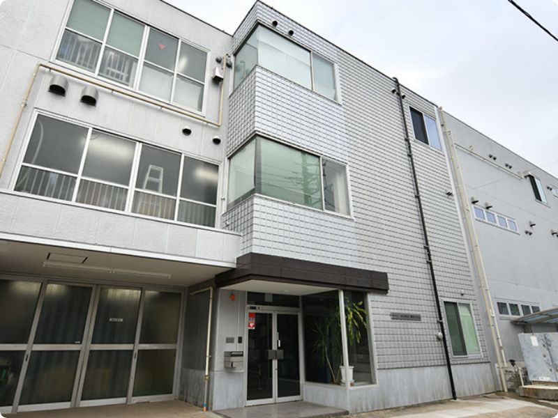 伸光精線工業の本社工場外観