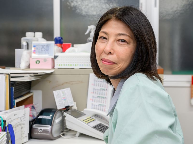 資材管理を担当する社員