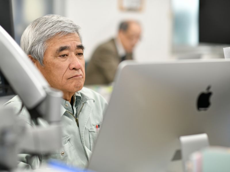 検査データを確認する社員