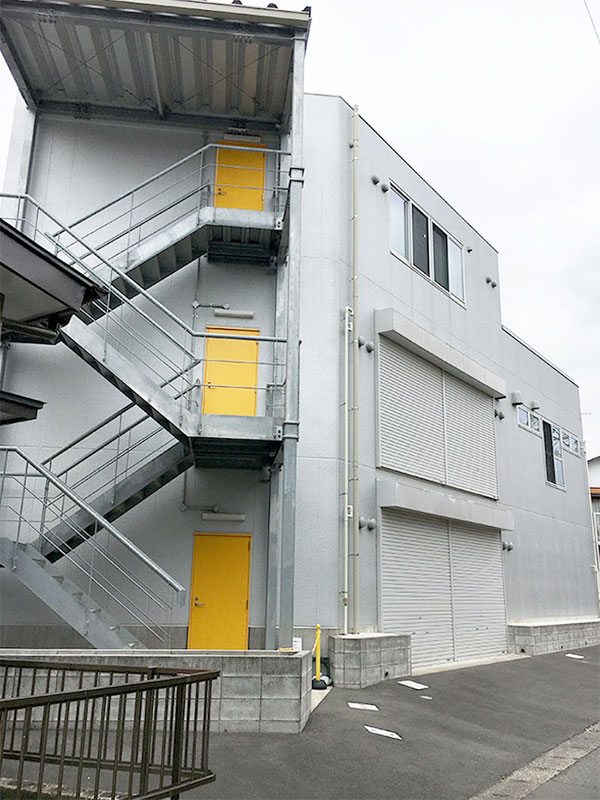 本社工場の外観と外階段