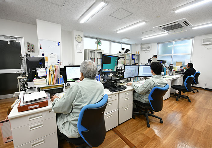 事務所で働く社員