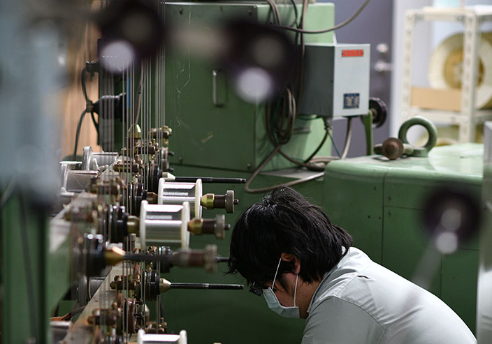 製造ラインで作業する社員