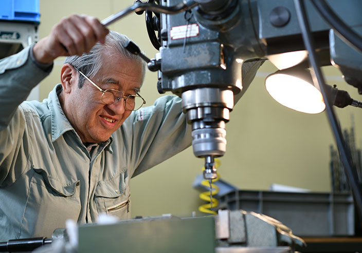 ボール盤で治具を加工する社員