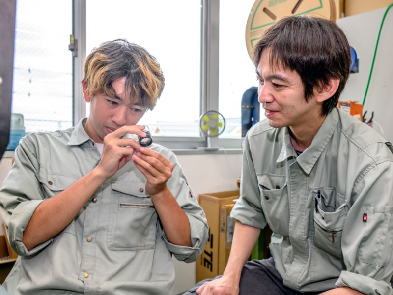 若手社員2名