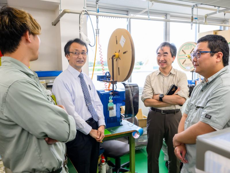 職場で会話する社員