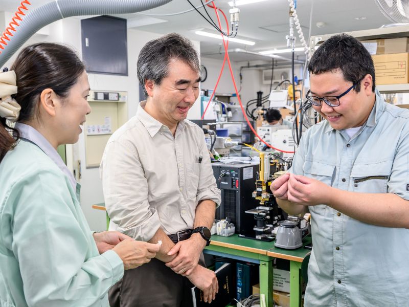 現場で作業を確認する社員たち