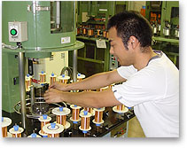 横巻シールド機を操作する社員